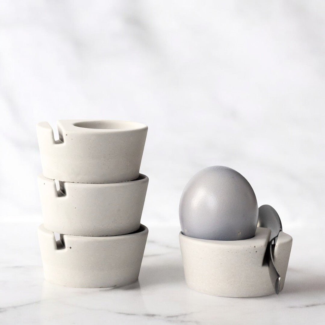 Vier Betoneierbecher in lichtgrau