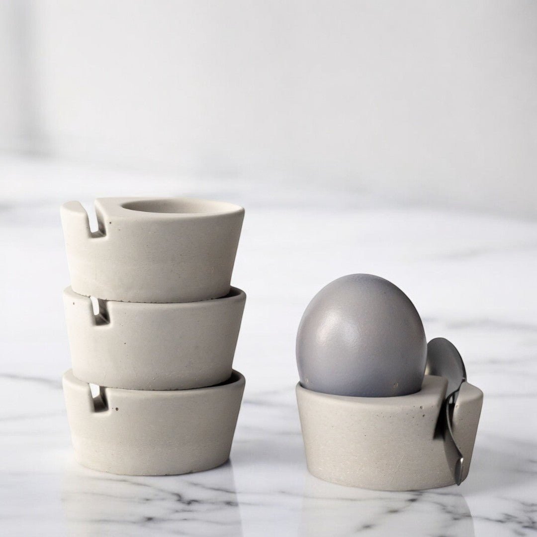 Vier Betoneierbecher in grau