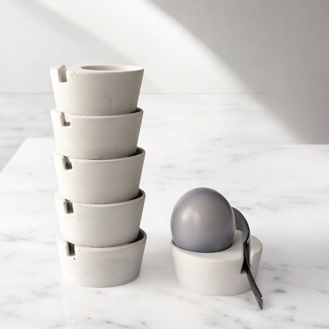 Sechs Eierbecher in lichtgrau