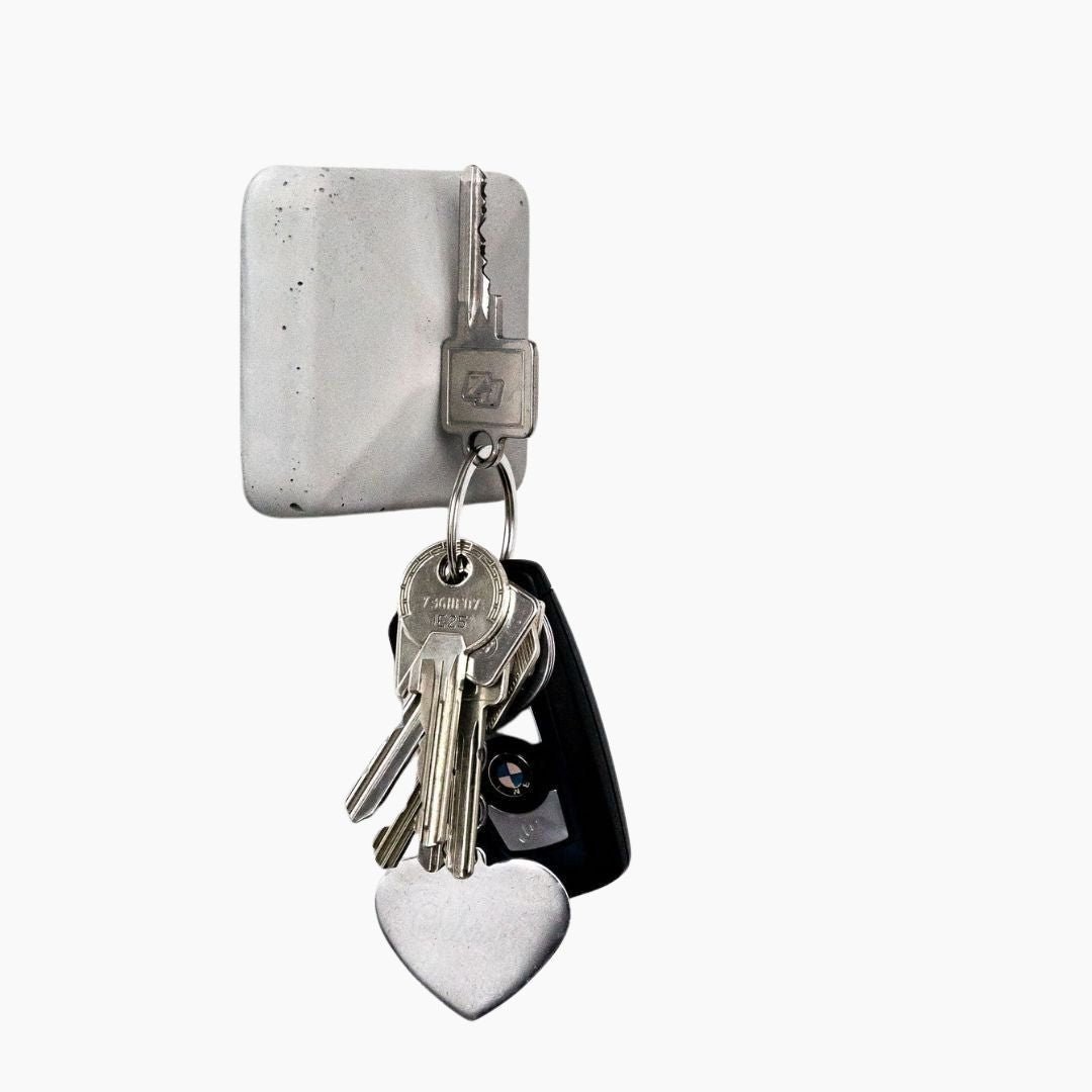 Schlüsselhalter in grau