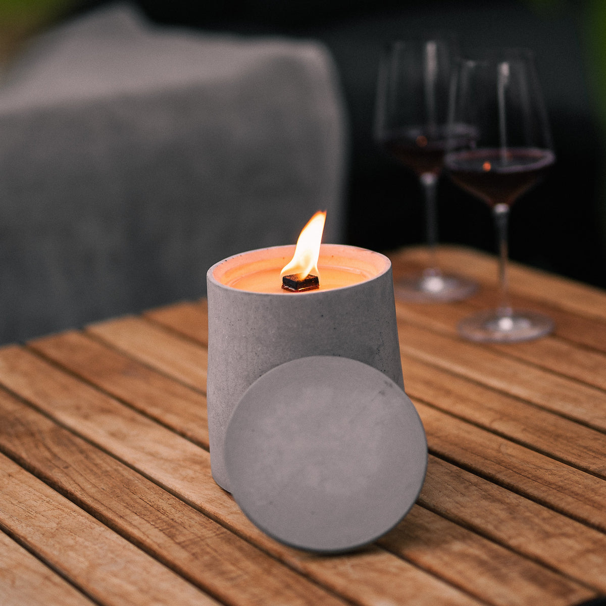 Brennendes Dauerfeuer ROUND aus Beton auf einem Holztisch