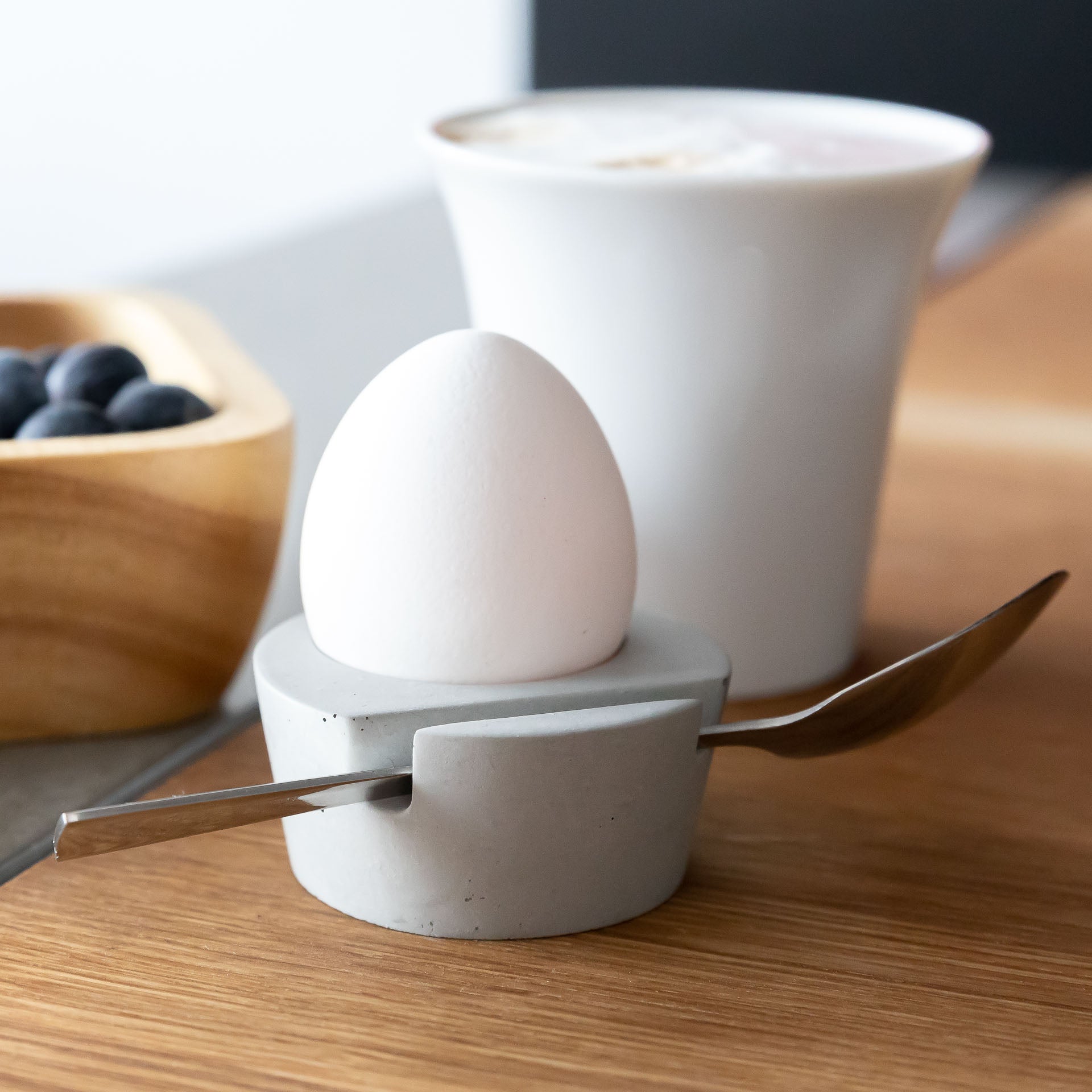 Eierbecher mit Löffelhalterung in lichtgrau