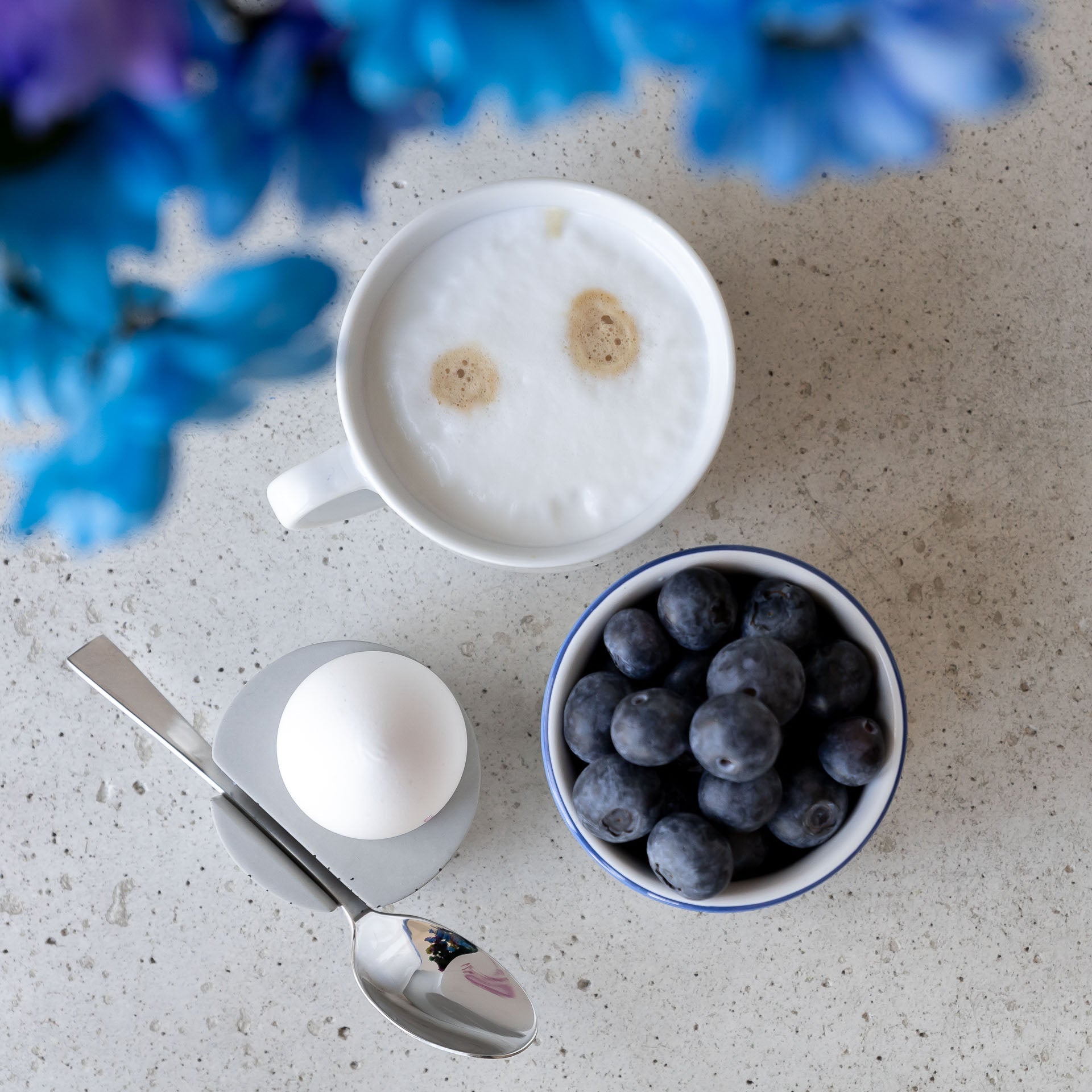Eierbecher OVA hält Ei und Löffel in lichtgrau