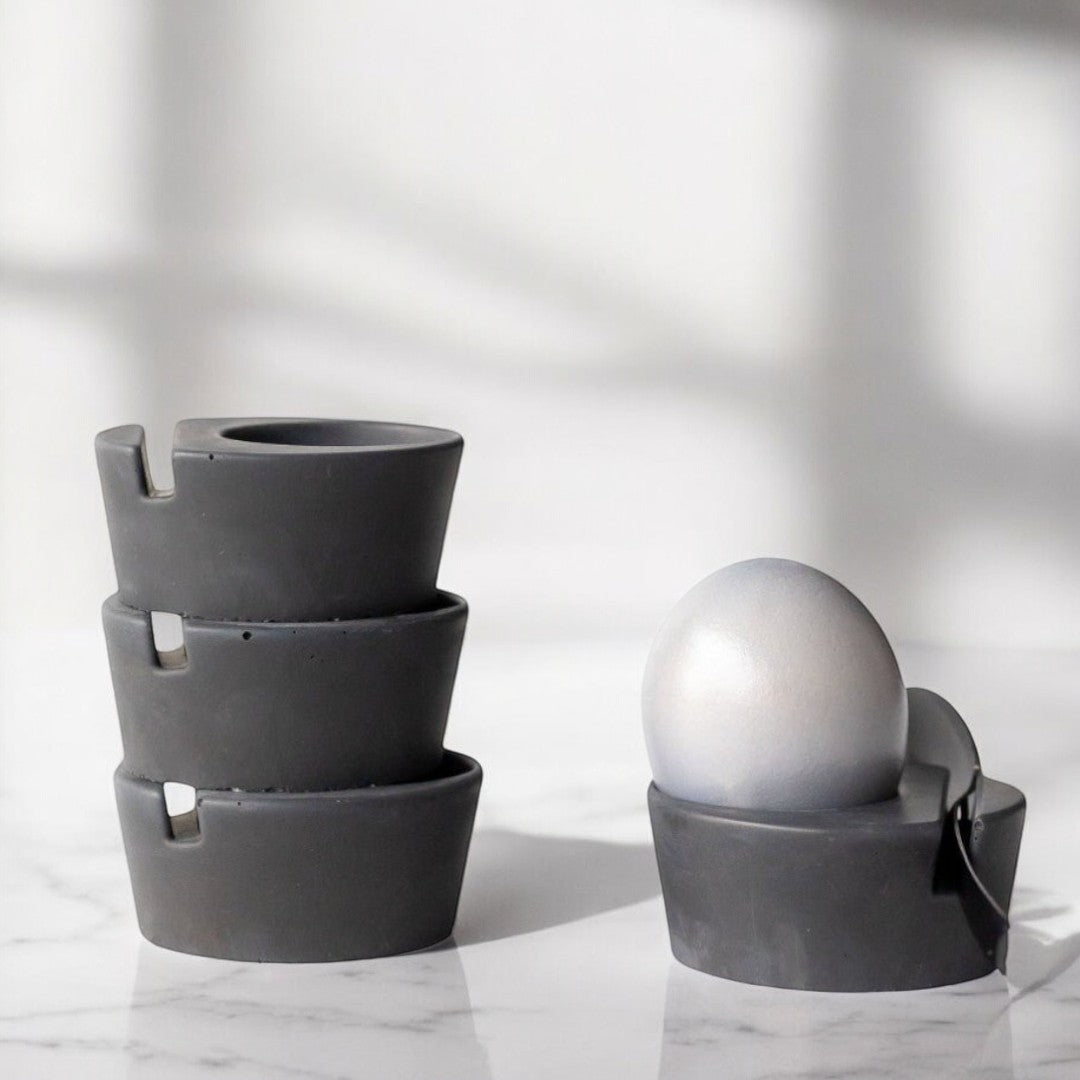 Vier Betoneierbecher in anthrazit