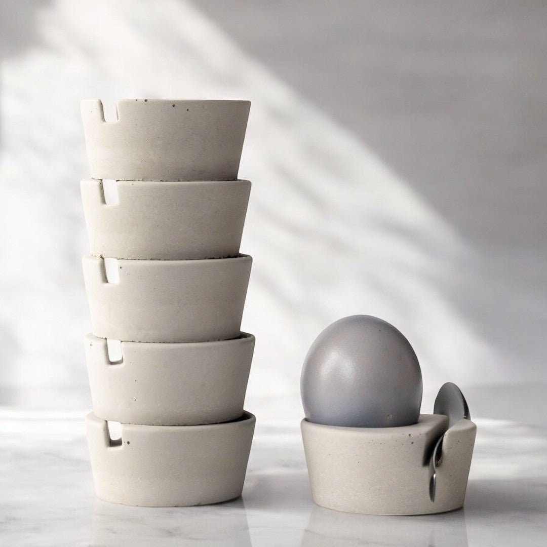 Sechs Eierbecher in lichtgrau