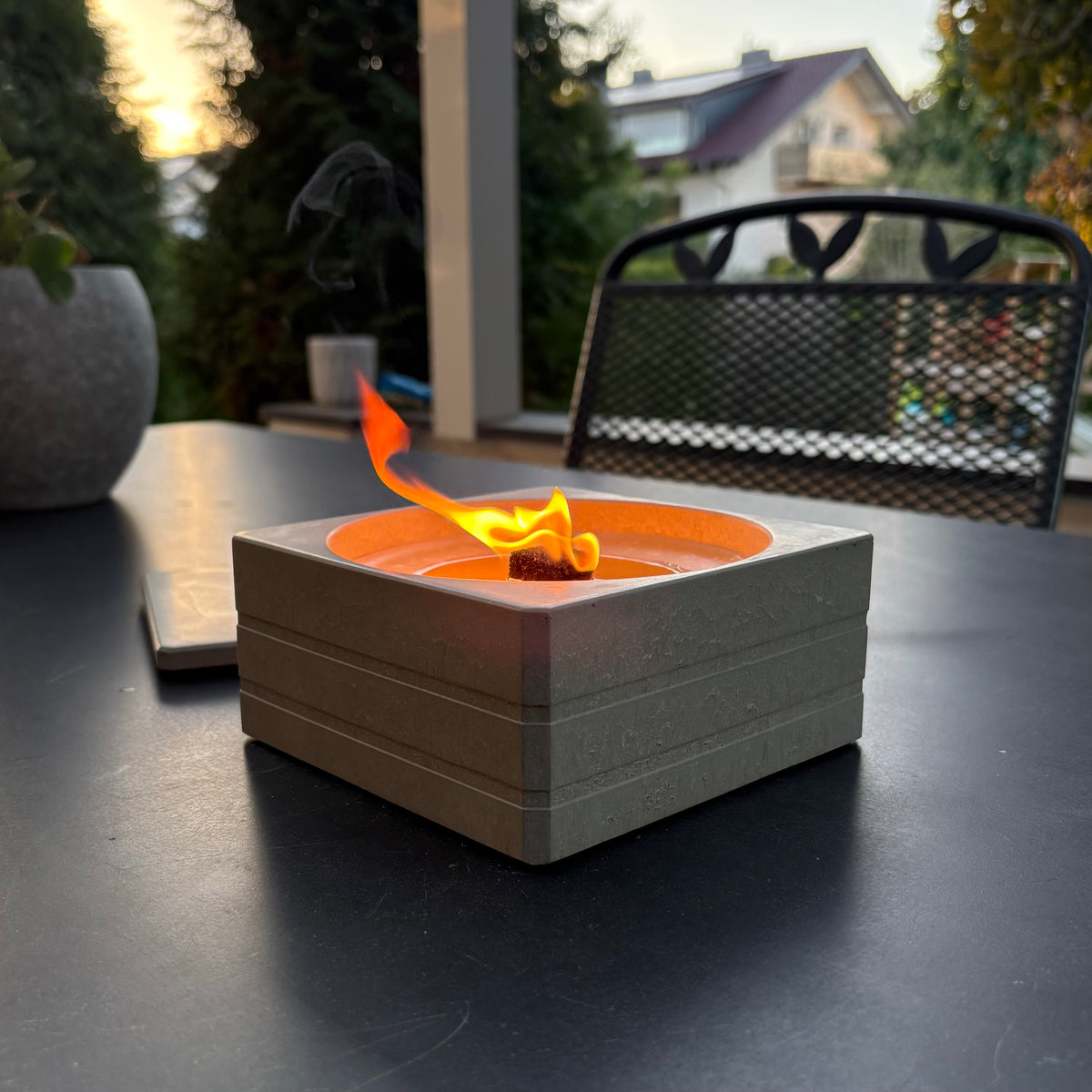 Dauerfeuer SQUARE in Grau mit brennender Flamme
