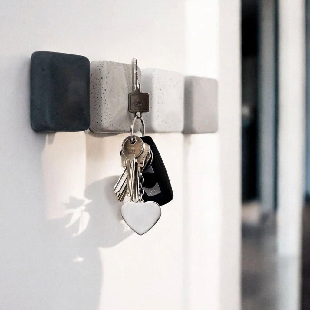 Schlüsselhalter HAMO aus Beton an einer Wand